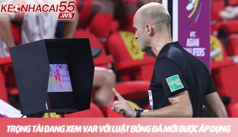 Luật bóng đá mới 2025 - Toàn bộ cập nhật quan trọng nhất 2 Trọng tài đang xem lại VAR với những luật bóng đá mới được áp dụng