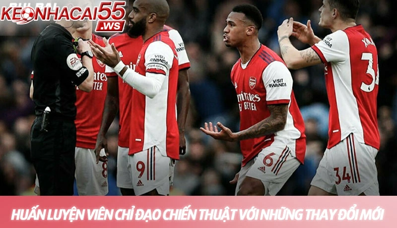Luật bóng đá mới 2025 - Toàn bộ cập nhật quan trọng nhất 4 Huấn luyện viên đang chỉ đạo chiến thuật với những thay đổi mới